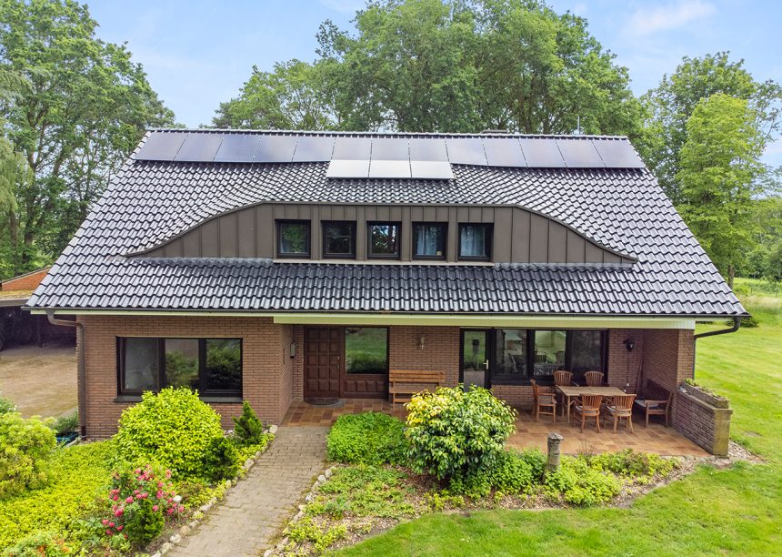 Klinkerhaus mit Dachziegel Z5 in edelschwarz auf Satteldach mit besonderer Fledermausgaube