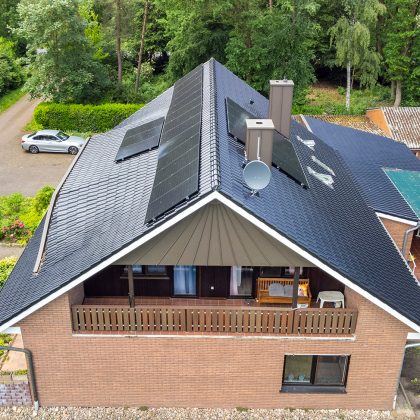 Klinkerhaus mit Dachziegel Z5 in edelschwarz auf Satteldach