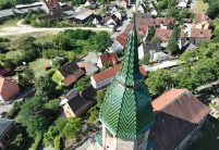 Kirche in Georgensgmünd mit Bibern aus der Bibermanufaktur in edelgrün und edelnero nur Dach im Detail