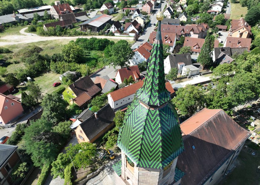 Kirche in Georgensgmünd mit Bibern aus der Bibermanufaktur in edelgrün und edelnero nur Dach im Detail