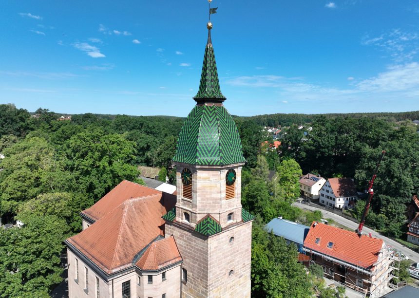 Kirche in Georgensgmünd mit Bibern aus der Bibermanufaktur in edelgrün und edelnero mit Spitze