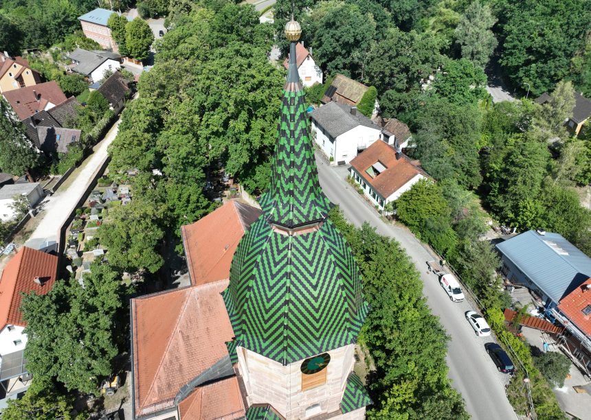 Kirche in Georgensgmünd mit Bibern aus der Bibermanufaktur in edelgrün und edelnero nur Dach