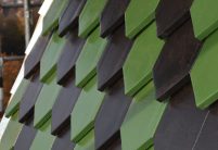 Kirche in Georgensgmünd mit Bibern aus der Bibermanufaktur in edelgrün und edelnero mit Ziegeldetails