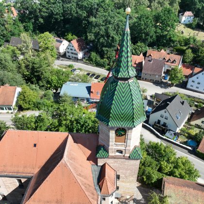 Kirche in Georgensgmünd mit Bibern aus der Bibermanufaktur in edelgrün und edelnero