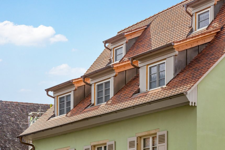 Saniertes Haus mit Biberschwanzziegel geflammt - Wellenbiber - mit blick auf die Schleppdachgauben