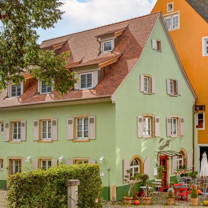 Saniertes Haus mit Biberschwanzziegel geflammt - Wellenbiber