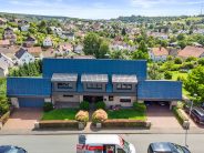 Flachdachziegel J11v spacegrau auf spektakulären Klinkerbau