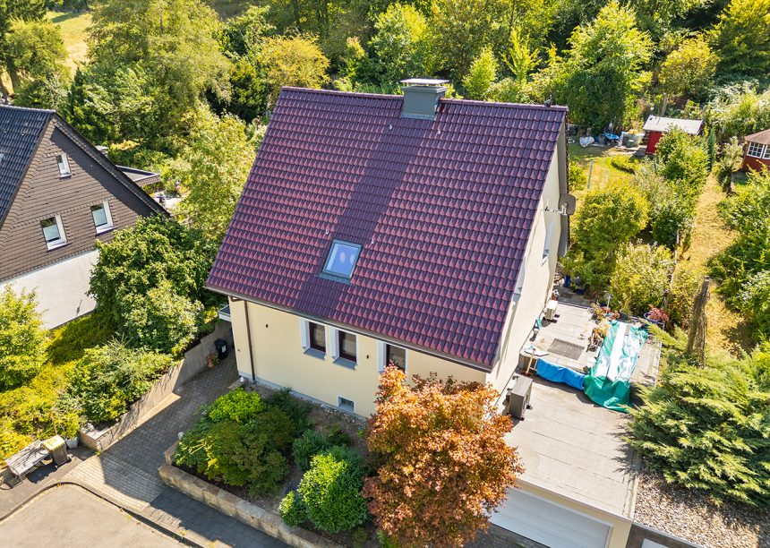 In der kompletten Ansicht mit Drohne fotografiert: J13v Flachdachziegel auf Steildach in der besonderen Oberfläche bordeauxrot