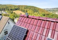 Tondachziegel J13v im besonderen Rotton: bordeauxrot auf saniertem Steildach mit Details vom First
