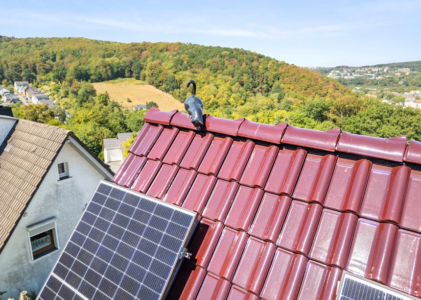 Tondachziegel J13v im besonderen Rotton: bordeauxrot auf saniertem Steildach mit Details vom First