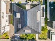 Saniertes Walmdach mit Solarziegel Stylist-PV aus der Vogelperspektive fotografiert