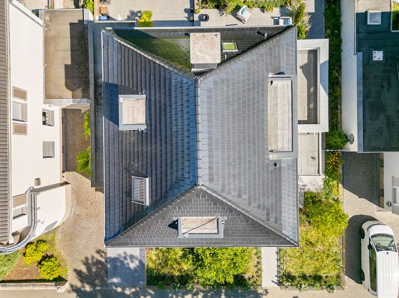 Saniertes Walmdach mit Solarziegel Stylist-PV aus der Vogelperspektive fotografiert