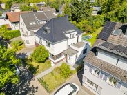 Saniertes Walmdach mit Solarziegel Stylist-PV verleiht Sanierungsobjekt neuen Glanz mit der Drohne - Eigenstrom durch integrierte Dachlösung
