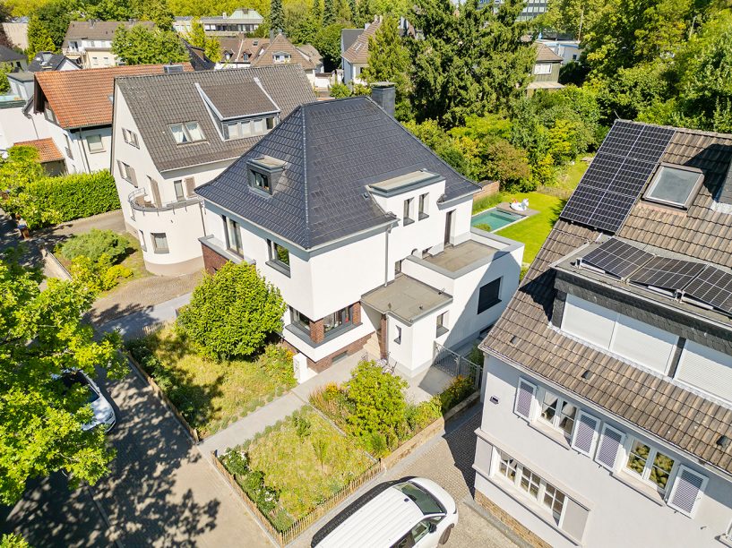 Saniertes Walmdach mit Solarziegel Stylist-PV verleiht Sanierungsobjekt neuen Glanz mit der Drohne - Eigenstrom durch integrierte Dachlösung