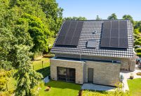 Reformziegel Z12v in samtschwarz auf hellem Backsteinhaus mit Satteldach in der Gesamtansicht per Drohne