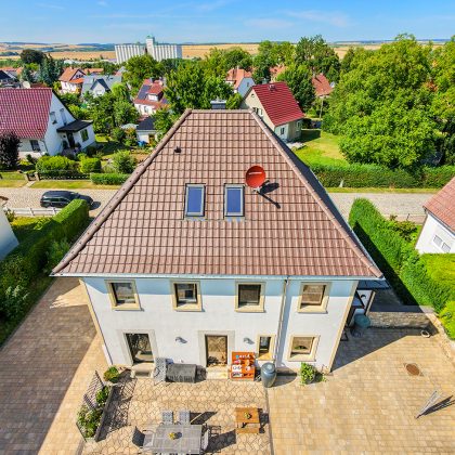 Objekt mit Dachziegel Z12v in braun per Drohne fotografiert