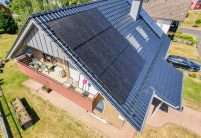 Referenzobjekt in der Gesamtansicht mit Jacobi Solarträger K2 auf J11v Dach in der Oberfläche spacegrau