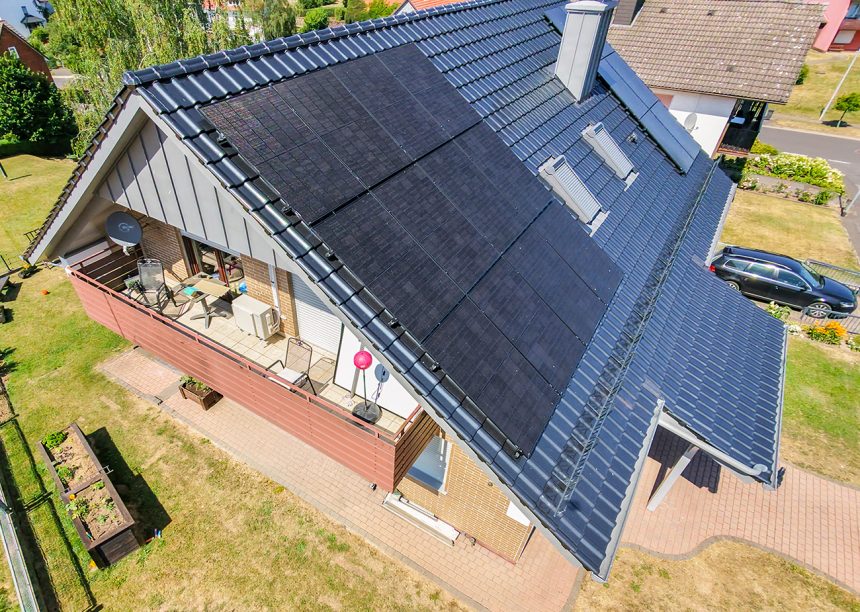 Referenzobjekt in der Gesamtansicht mit Jacobi Solarträger K2 auf J11v Dach in der Oberfläche spacegrau