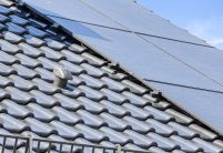 Beliebter Dachziegel J11v im besonderem edelspacegrau mit PV Anlage, die mit Solarträger K2 installiert wurde, zur Inspiration für Bauherren und Architekten