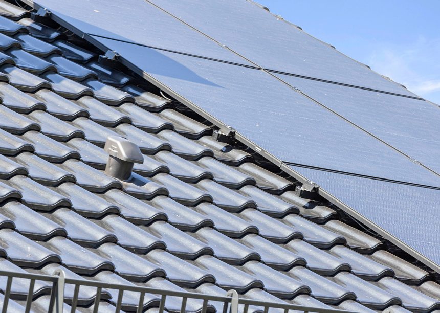 Beliebter Dachziegel J11v im besonderem edelspacegrau mit PV Anlage, die mit Solarträger K2 installiert wurde, zur Inspiration für Bauherren und Architekten