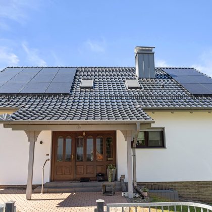 Beliebter Dachziegel J11v im besonderem edelspacegrau mit PV Anlage zur Inspiration für Bauherren und Architekten