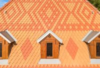 Der Niederländische Hof in Bad Muskau erwacht zu neuem Leben. Rautenspitz-Biber in rotbraun und Beige-ockerfarben aus der Langenzenner Bibermanufaktur, Detailaufnahmen vom Deckbild mit Muster