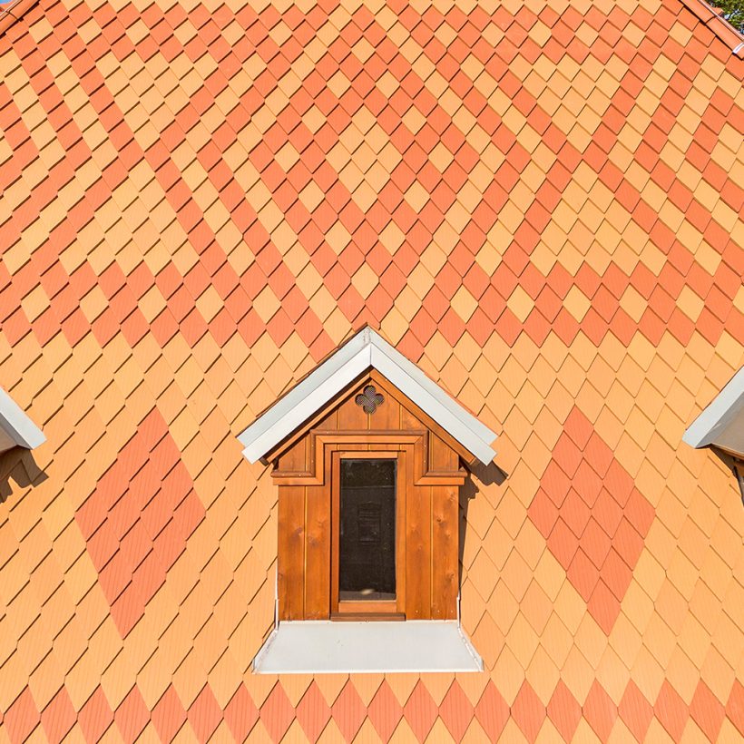 Der Niederländische Hof in Bad Muskau erwacht zu neuem Leben. Rautenspitz-Biber in rotbraun und Beige-ockerfarben aus der Langenzenner Bibermanufaktur, Detailaufnahmen vom Deckbild mit Muster