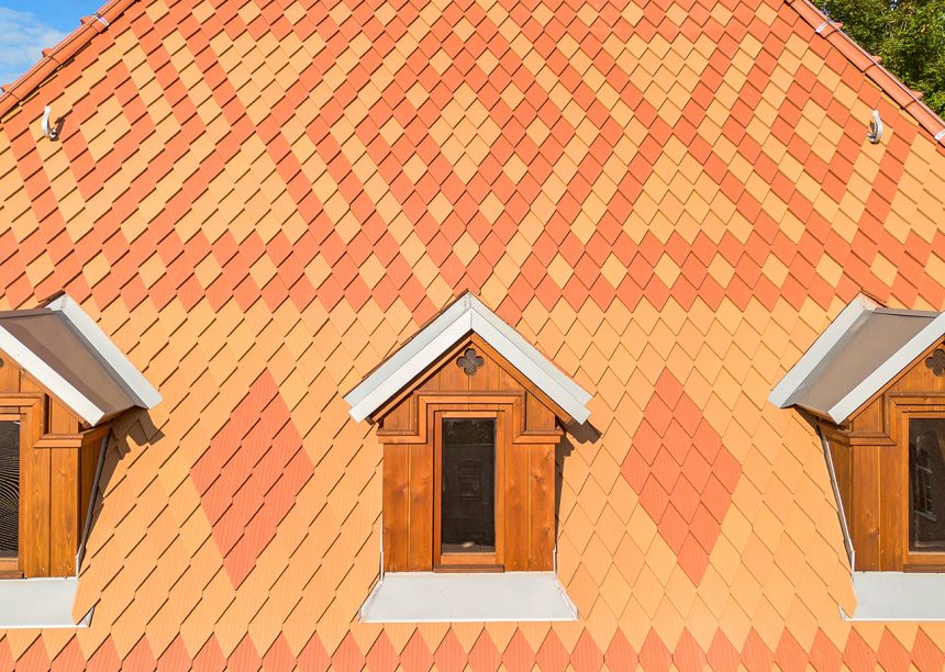 Der Niederländische Hof in Bad Muskau erwacht zu neuem Leben. Rautenspitz-Biber in rotbraun und Beige-ockerfarben aus der Langenzenner Bibermanufaktur, Detailaufnahmen vom Deckbild mit Muster