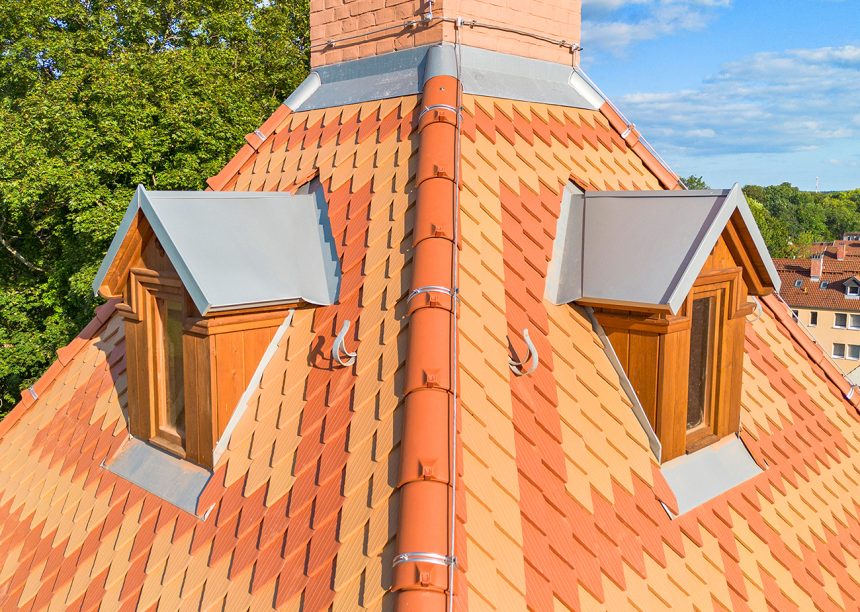 Der Niederländische Hof in Bad Muskau erwacht zu neuem Leben. Rautenspitz-Biber in rotbraun und Beige-ockerfarben aus der Langenzenner Bibermanufaktur, Turmdach mit Grat und Satteldachgauben
