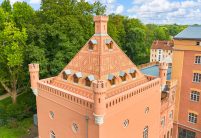 Der Niederländische Hof in Bad Muskau erwacht zu neuem Leben. Rautenspitz-Biber in rotbraun und Beige-ockerfarben aus der Langenzenner Bibermanufaktur, Turmdach im Fokus