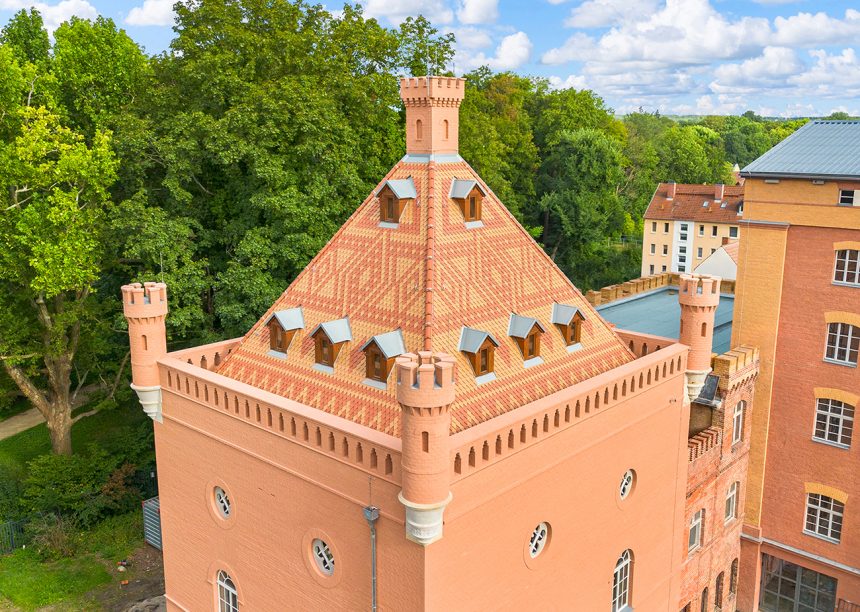 Der Niederländische Hof in Bad Muskau erwacht zu neuem Leben. Rautenspitz-Biber in rotbraun und Beige-ockerfarben aus der Langenzenner Bibermanufaktur, Turmdach im Fokus