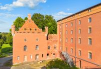 Der Niederländische Hof in Bad Muskau erwacht zu euem Leben. Rautenspitz-Biber in rotbraun und Beige-ockerfarben verleihen dem historischen Ensemble ein charaktervolles Dach für eine vielseitige Zukunft