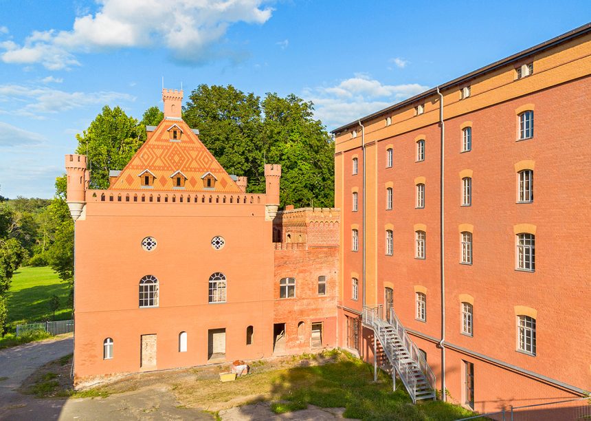 Der Niederländische Hof in Bad Muskau erwacht zu euem Leben. Rautenspitz-Biber in rotbraun und Beige-ockerfarben verleihen dem historischen Ensemble ein charaktervolles Dach für eine vielseitige Zukunft