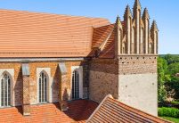 Top saniertes, denkmalgeschütztes Satteldach mit großem Unterschied zwischen sanierter und nichtsanierter Fläche. Havelländer Wellenbiber auf dem Dom Sankt Marien in Havelberg hier mit Giebelansicht