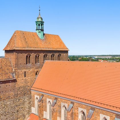 Top saniertes, denkmalgeschütztes Satteldach mit großem Unterschied zwischen sanierter und nichtsanierter Fläche. Havelländer Wellenbiber auf dem Dom Sankt Marien in Havelberg