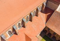 Unterschied zwischen sanierter und nichtsanierter Fläche Havelländer Wellenbiber auf de Dom Sankt Marien in Havelberg aus der Vogelperspektive