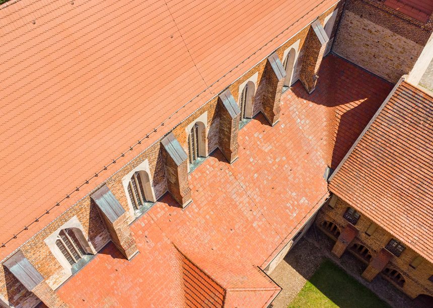 Unterschied zwischen sanierter und nichtsanierter Fläche Havelländer Wellenbiber auf de Dom Sankt Marien in Havelberg aus der Vogelperspektive