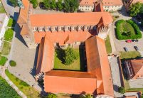 Havelländer Wellenbiber auf de Dom Sankt Marien in Havelberg aus der Vogelperspektive