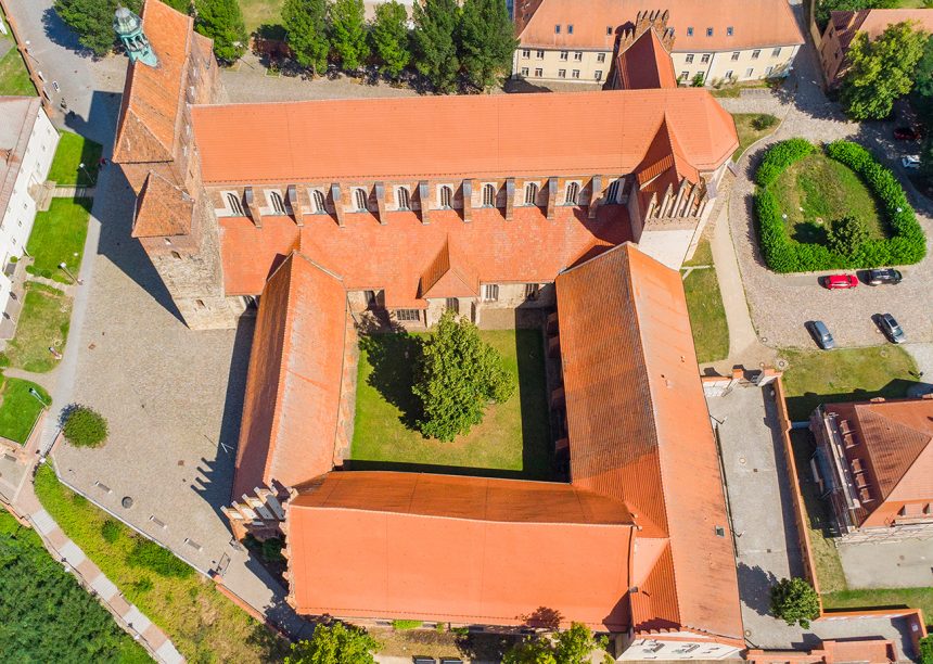 Havelländer Wellenbiber auf de Dom Sankt Marien in Havelberg aus der Vogelperspektive