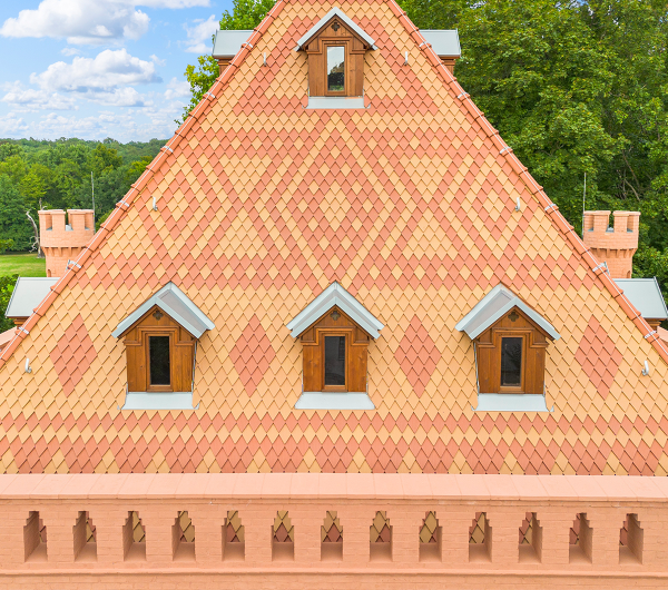 Der Niederländische Hof in Bad Muskau erwacht zu neuem Leben. Rautenspitz- Biber in rotbraun und Beige-Ockerfarben auf dem Dach