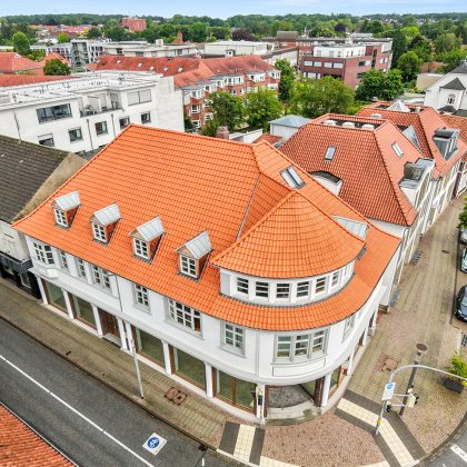 Stadtvilla mit Z5 naturrot hell in der Gesamtansicht mit Kreuzung