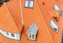Stadtvilla mit Z5 naturrot hell mit Grat und Gauben im Detail