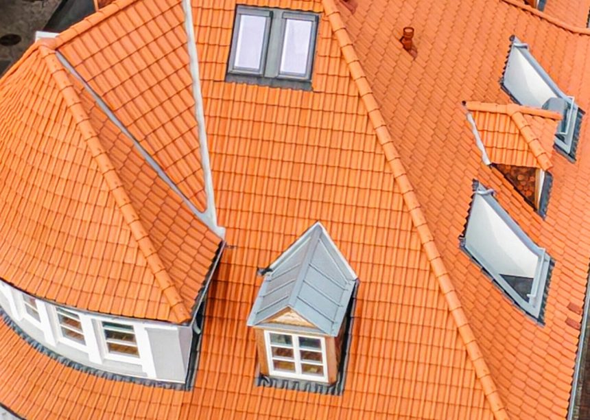 Stadtvilla mit Z5 naturrot hell mit Grat und Gauben im Detail