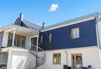Pflegeeinrichtung in Illmenau mit Dachziegel Z10 in der besonderen Oberfläche edelspacegrau mit Wendeltreppe und Innenhof mit Biberfassade