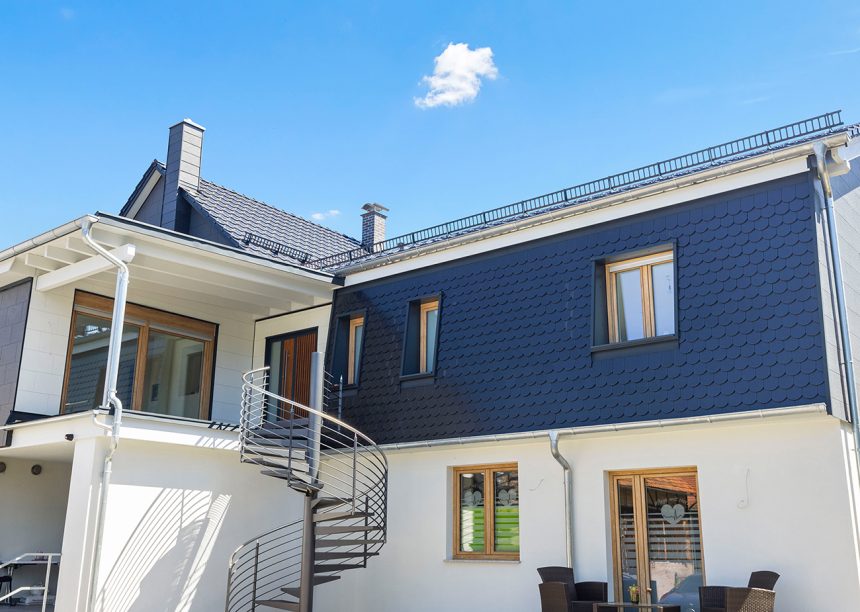 Pflegeeinrichtung in Illmenau mit Dachziegel Z10 in der besonderen Oberfläche edelspacegrau mit Wendeltreppe und Innenhof mit Biberfassade