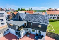 Pflegeeinrichtung in Illmenau mit Dachziegel Z10 in der besonderen Oberfläche edelspacegrau mit Wendeltreppe und Innenhof