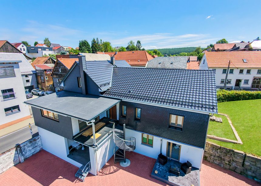 Pflegeeinrichtung in Illmenau mit Dachziegel Z10 in der besonderen Oberfläche edelspacegrau mit Wendeltreppe und Innenhof