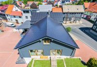 Pflegeeinrichtung in Illmenau mit Dachziegel Z10 in der besonderen Oberfläche edelspacegrau