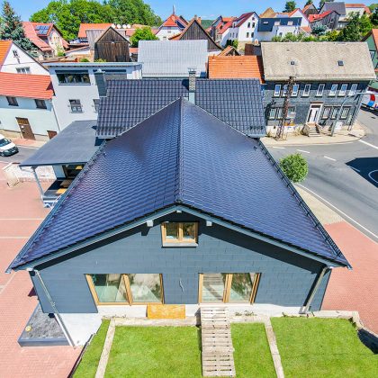 Pflegeeinrichtung in Illmenau mit Dachziegel Z10 in der besonderen Oberfläche edelspacegrau