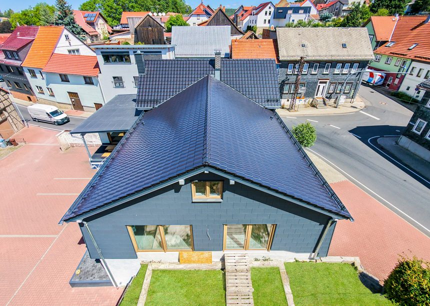 Pflegeeinrichtung in Illmenau mit Dachziegel Z10 in der besonderen Oberfläche edelspacegrau